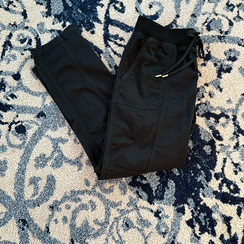 White House Black Market Size 6 Black Tapered Ankle Pants